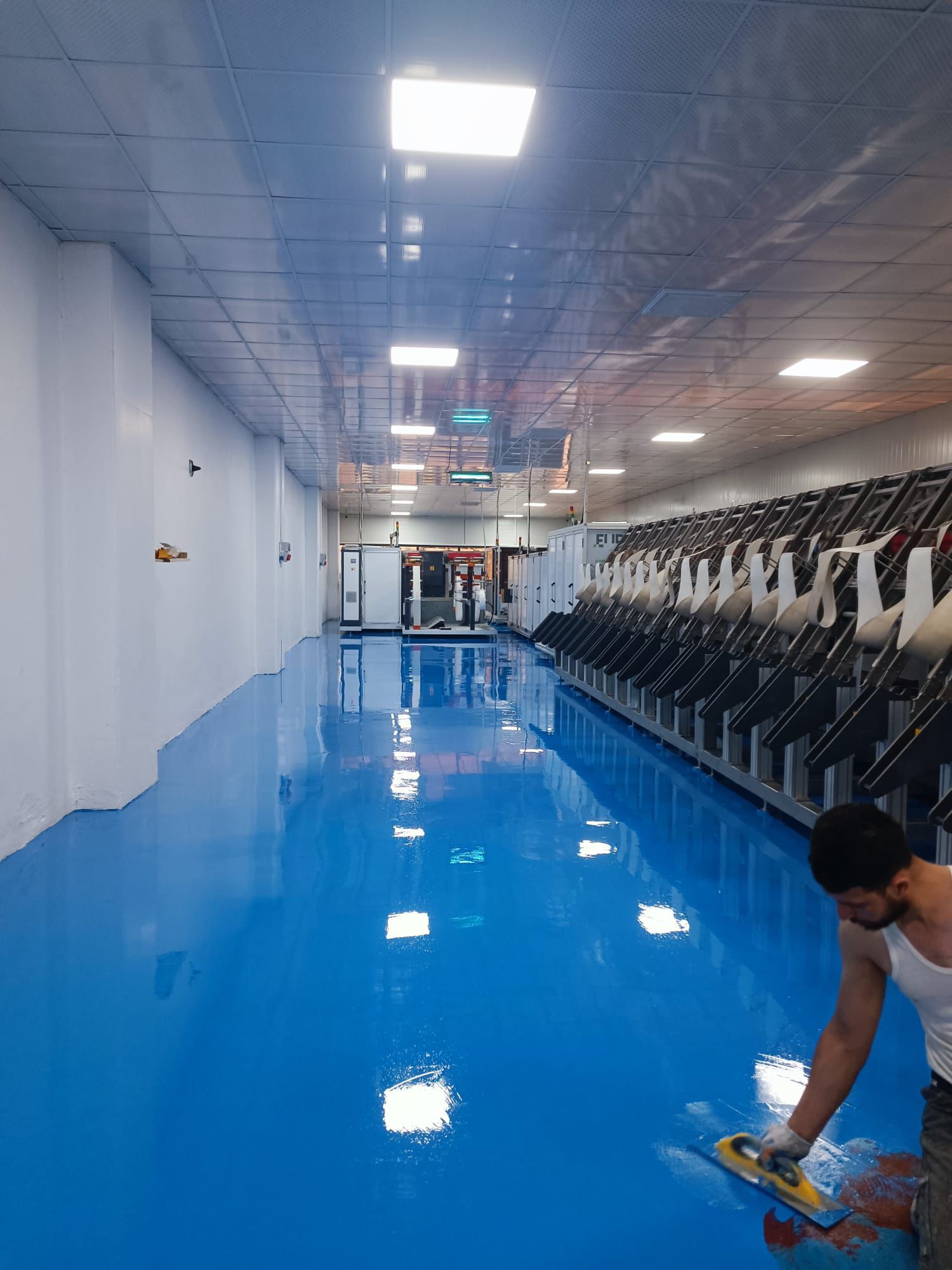 Ömer Turan ekibi epoksi zemin uygulaması yapıyor