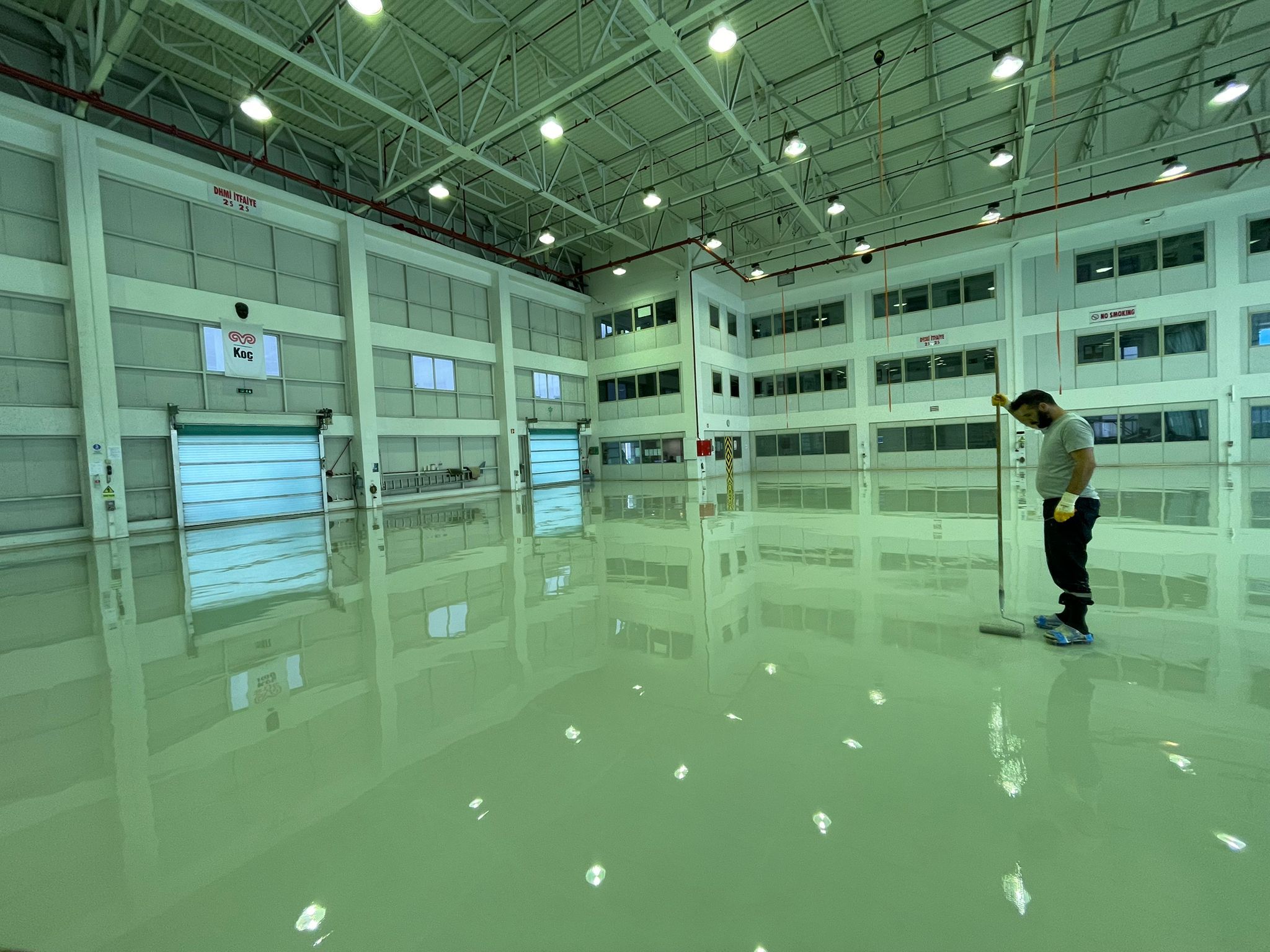 Endüstriyel alanda epoksi zemin kaplama uygulaması